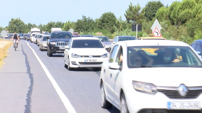 Şile'de günübirlikçi yoğunluğu, kilometrelerce trafik yaptı